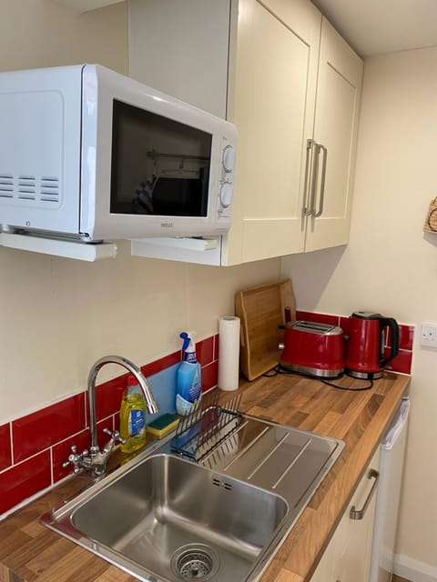 Self-Contained Double-bed Studio in Central Sherwood Apartment in Nottingham