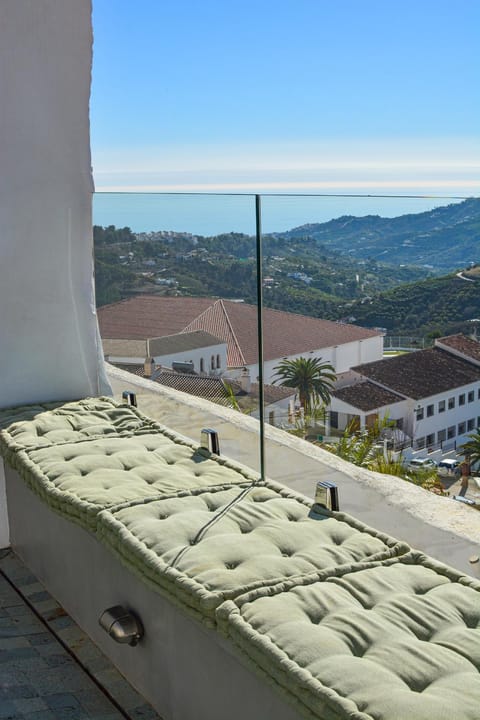 Luxury center Townhouse in Frigiliana with pool and parking HansOnHoliday Rentals House in Frigiliana