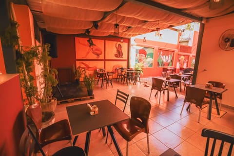 Restaurant/places to eat, Nightclub / DJ, Lounge or bar