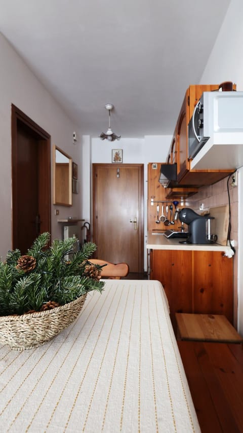 Kitchen or kitchenette, Photo of the whole room, minibar