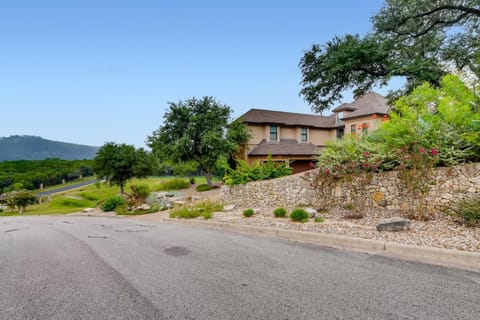 * Luxury 4500 sf home* Pool Spa * near Lake Austin House in Lake Austin