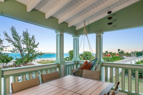 Balcony/Terrace, Dining area, Pool view, Sea view