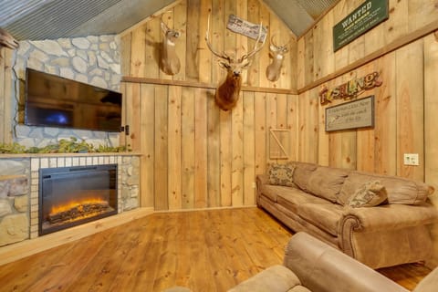 Antlers Point Cabin with Patio in Branson! Apartment in Branson