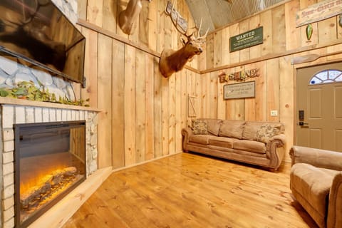 Antlers Point Cabin with Patio in Branson! Apartment in Branson