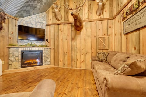 Antlers Point Cabin with Patio in Branson! Apartment in Branson