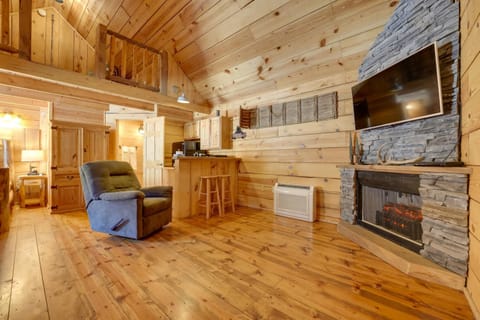 Branson Antlers Lodge Cabin with Private Hot Tub Apartment in Branson