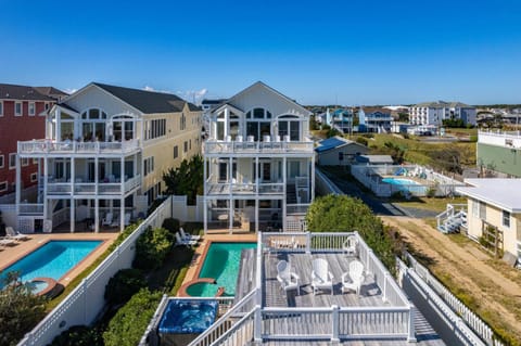 Royal Palace 12 Bedroom Oceanfront Home Condominio in Kill Devil Hills