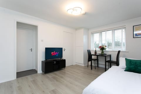 Modern flat - Sleeps 3 - London Apartment in Enfield