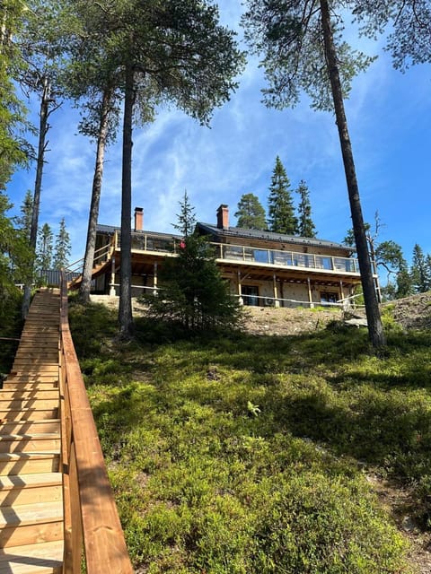 Hilltop Villa at Lake Porontima Chalet in Lapland