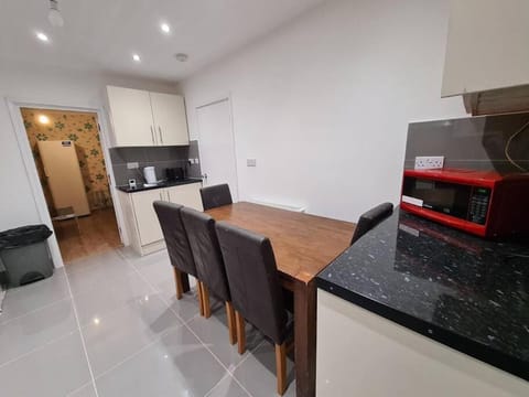 Cheerful 4/5 bed house - Heathrow Apartment in London Borough of Hillingdon