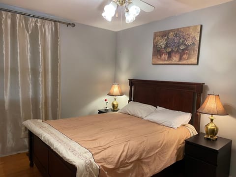 Bright room in a castle Bed and Breakfast in Markham