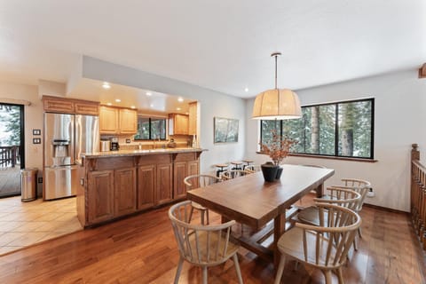 Dining area, Mountain view, Mountain view, kitchen, kitchen