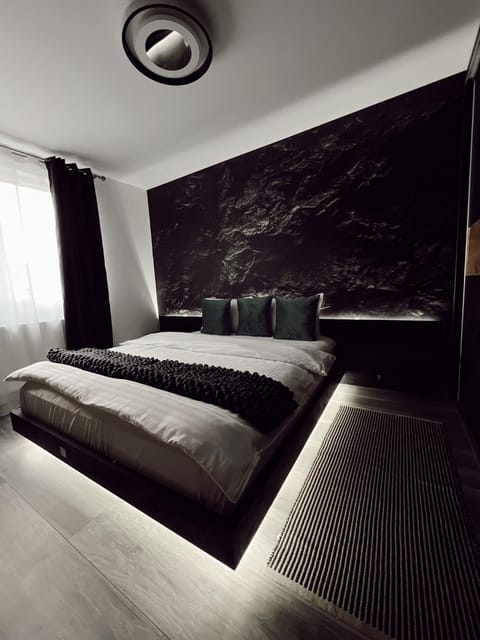 Bed, Photo of the whole room, Seating area, Bedroom