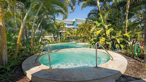 2BR Resort Living: 2-Bed Haven Copropriété in Hope Island