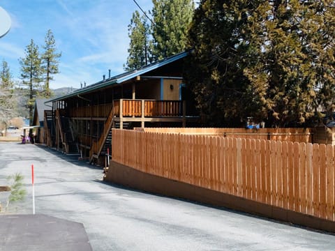 Snow Bear Lodge Hotel in Big Bear