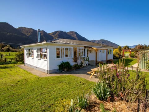 Totara Glen House in Tasman District, Tasman, New Zealand