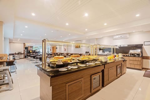 Restaurant/places to eat, Food and drinks, Buffet breakfast