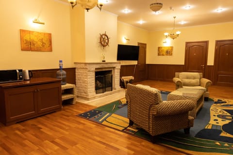 Communal lounge/ TV room, TV and multimedia, Living room, Seating area, fireplace, microwave