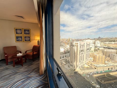 Nearby landmark, Day, View (from property/room), Living room, Seating area, City view, Landmark view