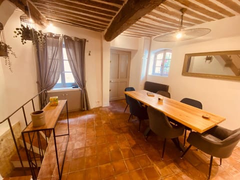 Two bedroom townhouse in the heart of the old village of Mougins with its Michelin star restaurants. - 2140 Condo in Mouans-Sartoux