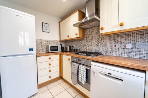 Modern 2 Bed Didcot Home (Free Parking) Casa in Didcot