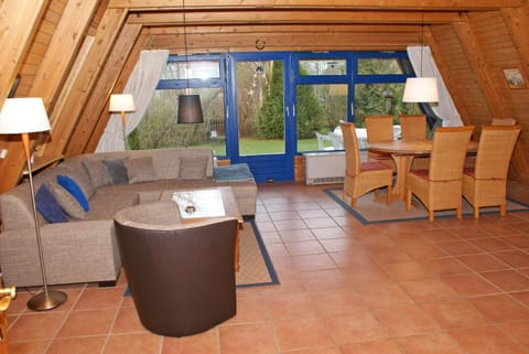 Zeltdachhaus mit Kamin und grosser Terrasse House in Damp