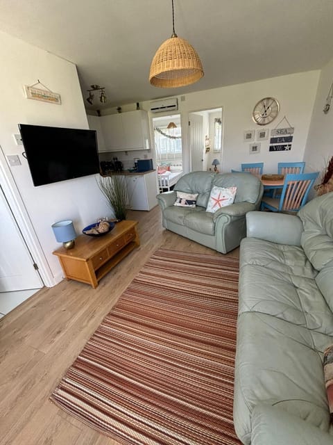 288 Belle Aire, Hemsby - Beautifully presented two bed chalet with veranda, sleeps 5, pet friendly, free Wi-Fi, bed linen and towels included and onsite entertainment available Chalet in Hemsby