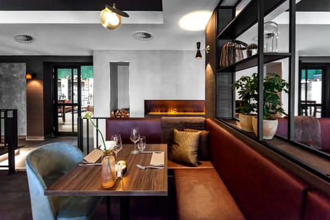 Restaurant/places to eat, Seating area