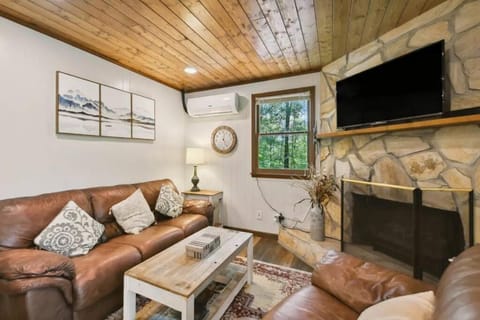 The Treehouse- Cozy Bryson City Cabin- Game Room House in Swain County