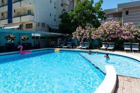 Property building, Day, People, Pool view, Swimming pool, Breakfast, group of guests, sunbed