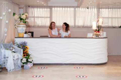 Staff, People, Lobby or reception, Guests, children, young children, older children, group of guests, Family