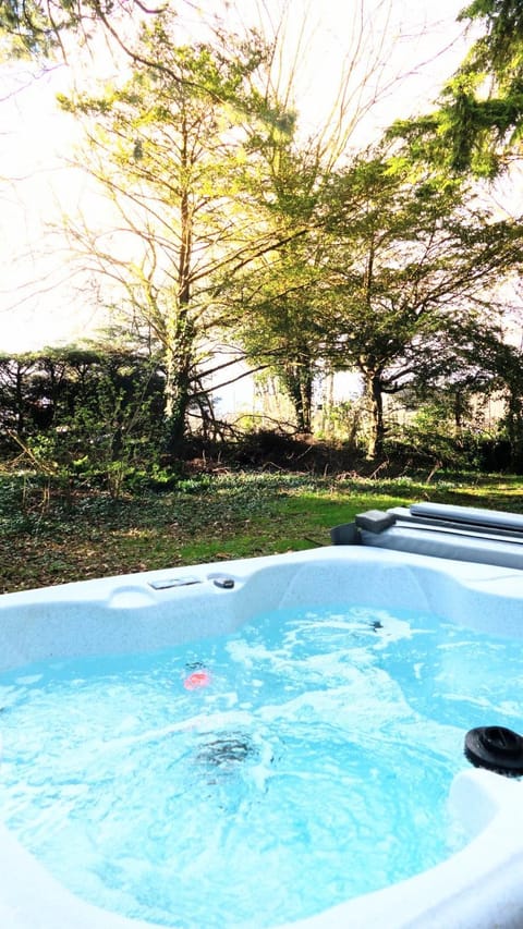 Macha 3 - Hot Tub-Perth-Pets-Family-Luxury-Cabin Chalet in Perth
