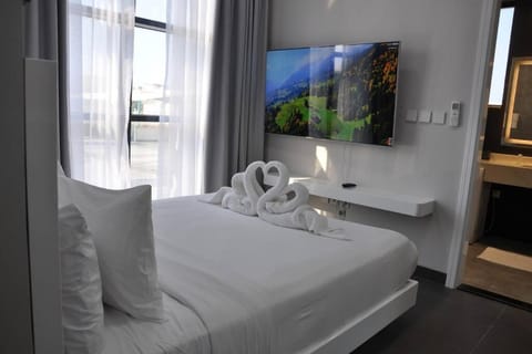 Bed, TV and multimedia, Bedroom