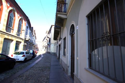 Property building, Day, Neighbourhood, Street view, Parking