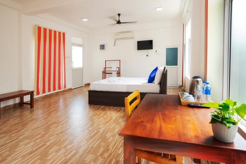 Bed, TV and multimedia, Photo of the whole room, Seating area, Bedroom, air conditioner