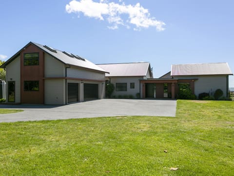 Taupo Views and Loft Hideaway Casa in Taupo