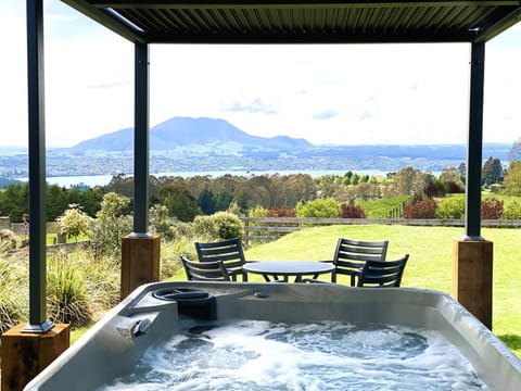 Taupo Views and Loft Hideaway House in Taupo