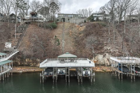Tennessee River Vacation Rental with Deck and View! Casa in Pickwick Lake