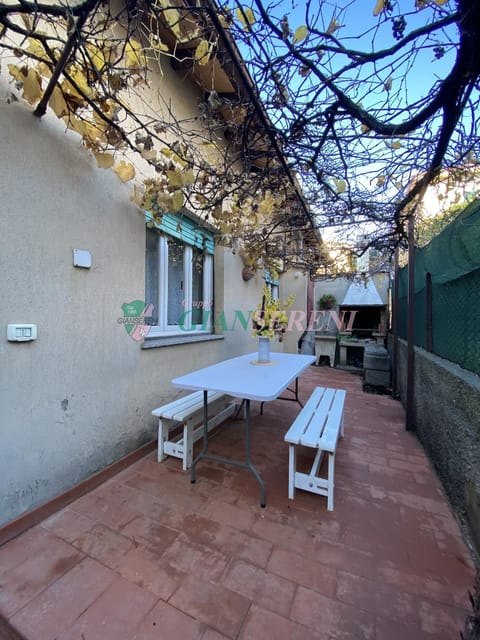 Patio, Day, Garden, Dining area