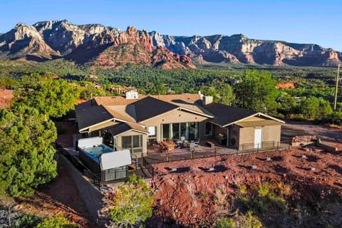 Unrivaled views Large uptown home wIth SwimSpa and Sauna Haus in Sedona