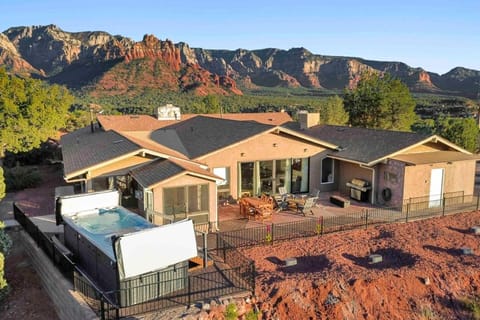 Unrivaled views Large uptown home wIth SwimSpa and Sauna Haus in Sedona