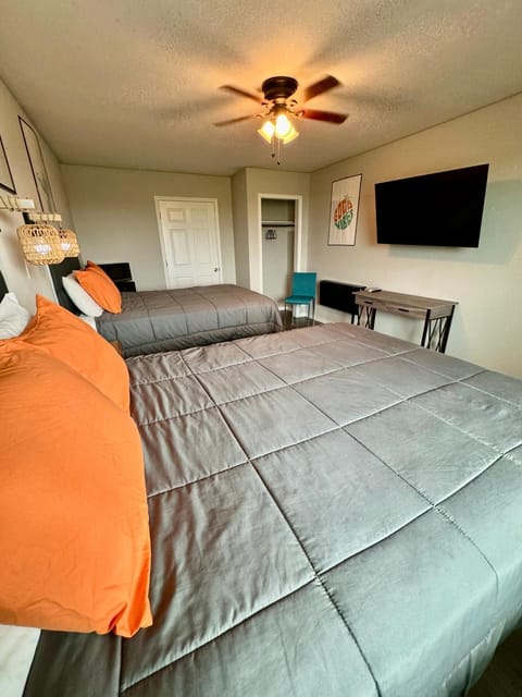 Bed, TV and multimedia, Photo of the whole room, Seating area