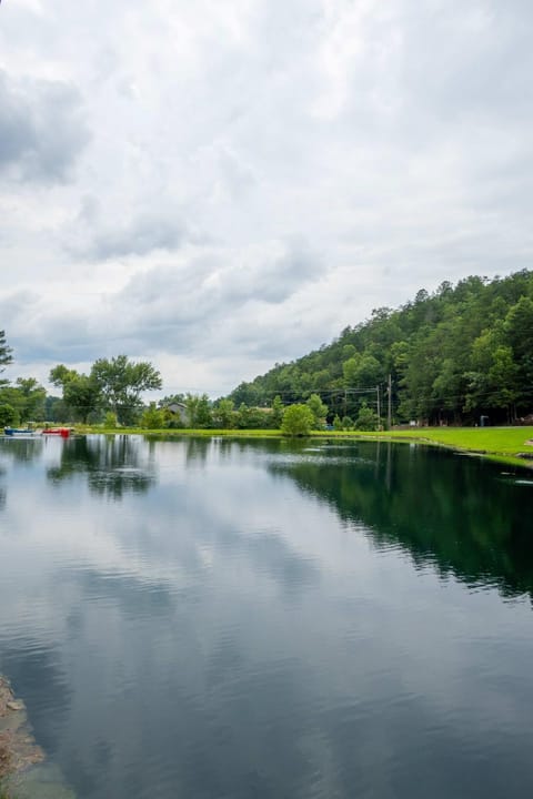 Farmhouse Tiny home with fishing Pond - Oak Cabin House in Pittman Center