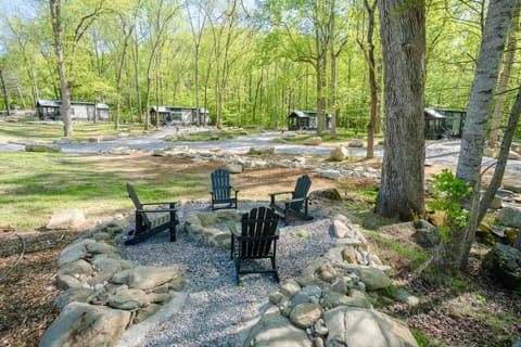 Farmhouse Tiny home with fishing Pond - Oak Cabin House in Pittman Center