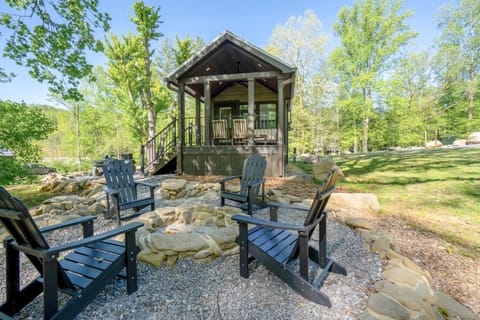 Farmhouse Tiny home with fishing Pond - Oak Cabin House in Pittman Center