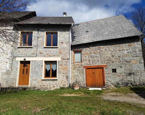 Gîte de France à Alleyrat 3 épis - Gîte de France 4 personnes MAE-9324 Apartment in Auvergne-Rhône-Alpes