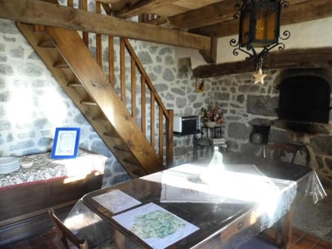 Gîte de France à Chaveroche 2 épis - Gîte de France 2 personnes MAE-9664 Apartment in Auvergne-Rhône-Alpes