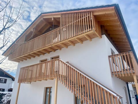 Property building, Day, Balcony/Terrace