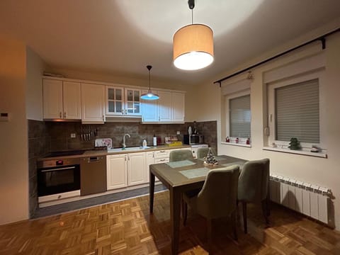 Kitchen or kitchenette, Dining area