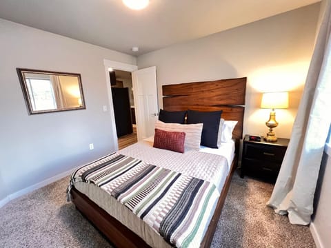 Modern Style KING bed Free Wi-Fi with Garage House in Spokane Valley